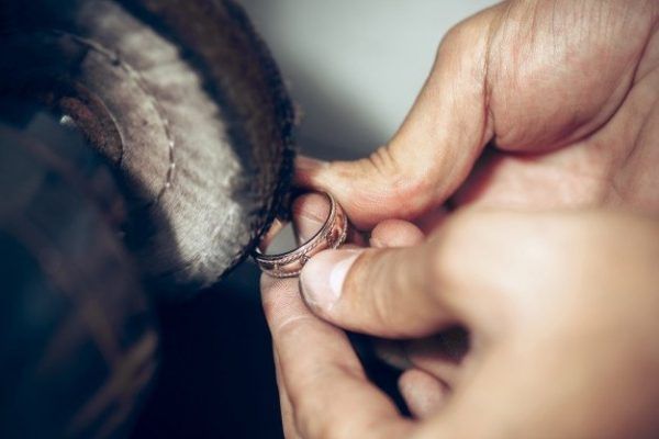 Comment Appelle-t-on une personne qui fabrique des bijoux ?