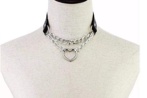 Osez le choker cette saison, un accessoire vintage de nouveau au devant de la scène !