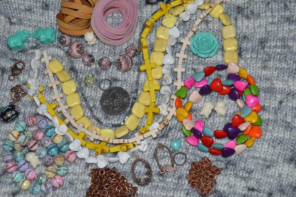 Bonnie Robbins : cette créatrice fait revivre les bijoux en plastique des années 2000