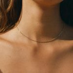 découvrez ce qu'est un collier ras-du-cou, son style unique et comment l'adopter pour sublimer vos tenues avec élégance et modernité.