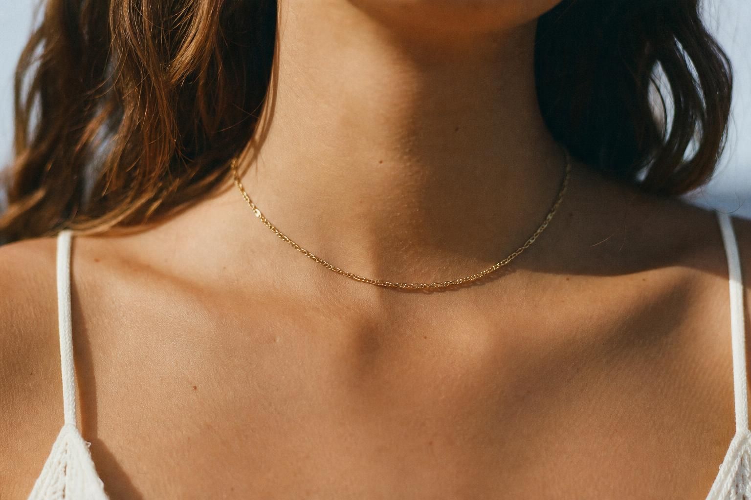 découvrez ce qu'est un collier ras-du-cou, son style unique et comment l'adopter pour sublimer vos tenues avec élégance et modernité.